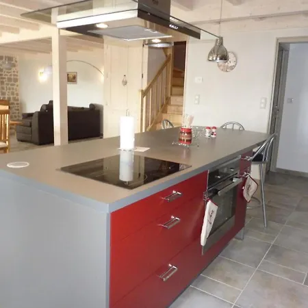 Maison De Caractere Renovee Avec Cheminee, Terrasse, Jardin Et Acces Aux Stations De Et Sites Naturels - Fr-1-742-480 *